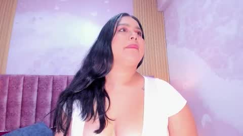 Snapshot of maralinette22 chatting on 11.24.25 maralinette22 online show from 11.24.25