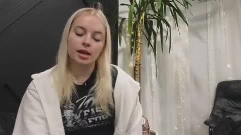 margot_robbie7 online show from 02.17.25