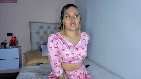 Snapshot of mariana__roe chatting on 11.26.25 Mariana Roe online show from 11.26.25