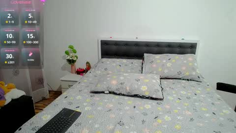 Snapshot of mariana_sara chatting on 12.27.24 mariana_sara online show from 12.27.24