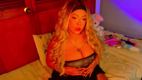 Snapshot of marianapradax chatting on 11.22.25 Mariana Prada online show from 11.22.25