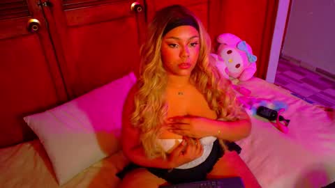 Snapshot of marianapradax chatting on 11.23.25 Mariana Prada online show from 11.23.25