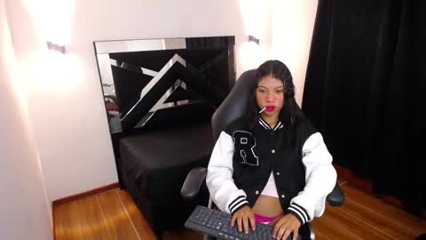 Snapshot of marianarojas_ chatting on 11.24.25 Mariana online show from 11.24.25