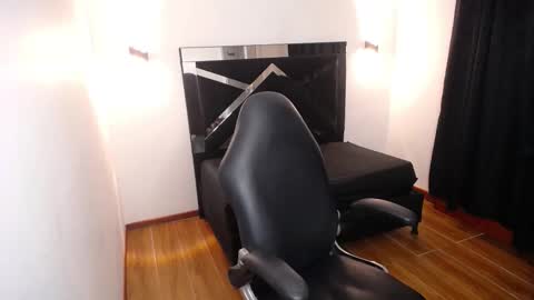 Snapshot of marianarojas_ chatting on 12.23.25 Mariana online show from 12.23.25