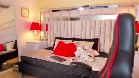 Snapshot of mariiahneedles chatting on 01.11.25 mariiahneedles online show from 01.11.25