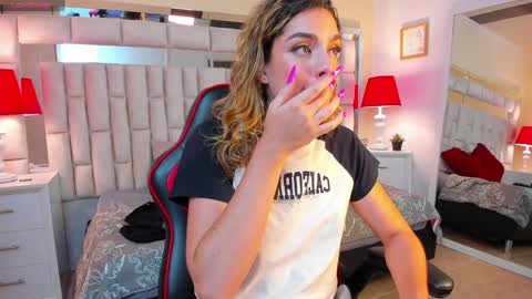 Snapshot of mariiahneedles chatting on 02.05.25 mariiahneedles online show from 02.05.25