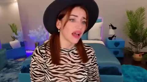 Snapshot of marladewis chatting on 11.29.25 MarlaDewis online show from 11.29.25