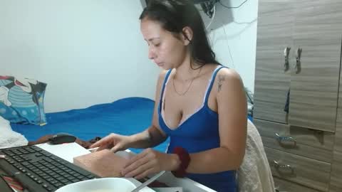 Snapshot of marly_hottest chatting on 12.17.25 marly_hottest online show from 12.17.25