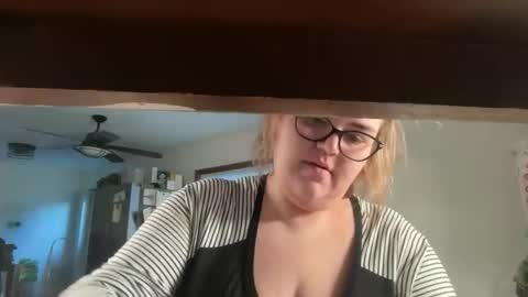 Snapshot of maroon_moon chatting on 11.16.25 maroon_moon online show from 11.16.25