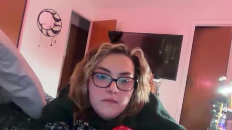 Snapshot of maroon_moon chatting on 11.23.25 maroon_moon online show from 11.23.25