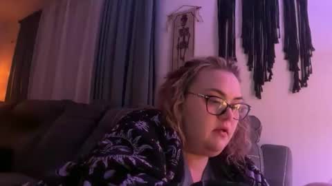 Snapshot of maroon_moon chatting on 11.25.25 maroon_moon online show from 11.25.25