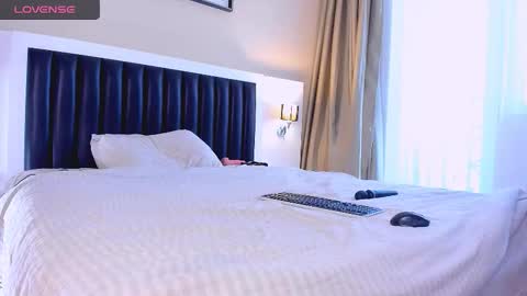 Snapshot of marrenar chatting on 11.27.25 Mari online show from 11.27.25