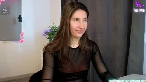 Snapshot of marrycolins chatting on 11.06.25 marrycolins online show from 11.06.25