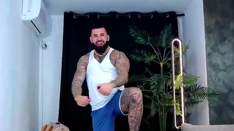 Snapshot of masterkingofmuscle chatting on 11.27.25 masterkingofmuscle online show from 11.27.25