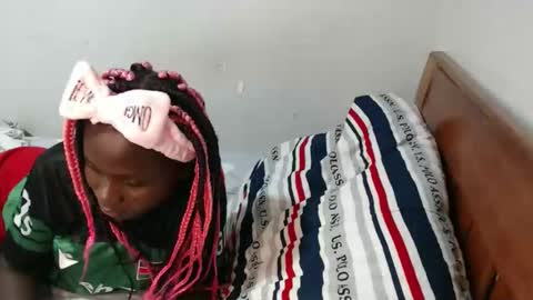 Snapshot of maui_001 chatting on 10.05.25 moh online show from 10.05.25