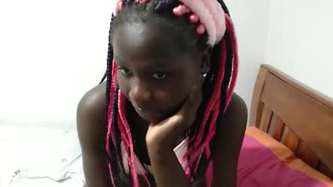 Snapshot of maui_001 chatting on 10.06.25 moh online show from 10.06.25