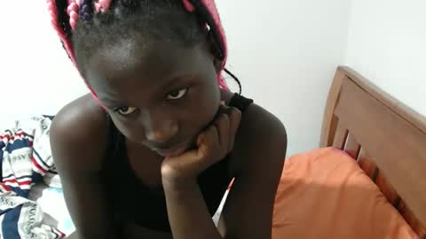 Snapshot of maui_001 chatting on 10.11.25 moh online show from 10.11.25