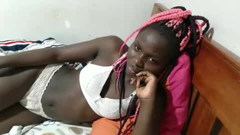 Snapshot of maui_001 chatting on 10.22.25 moh online show from 10.22.25