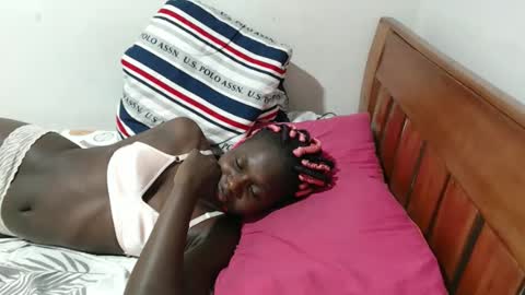 Snapshot of maui_001 chatting on 10.25.25 moh online show from 10.25.25