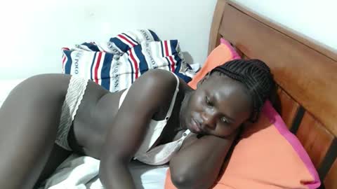 Snapshot of maui_001 chatting on 11.10.25 moh online show from 11.10.25