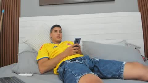 Snapshot of mauro_boy chatting on 06.17.26 mauro_boy online show from 06.17.26