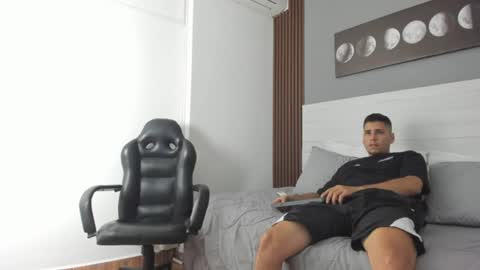 Snapshot of mauro_boy chatting on 06.25.26 mauro_boy online show from 06.25.26