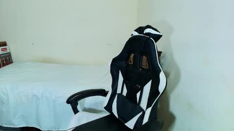 Snapshot of max_love25 chatting on 11.26.25 max_love25 online show from 11.26.25