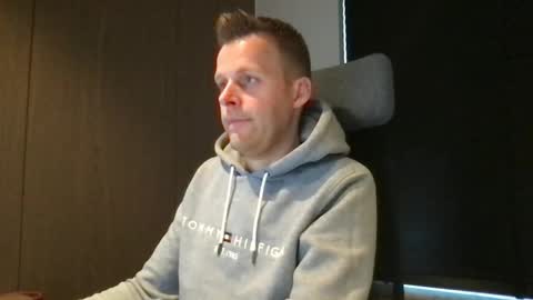 Snapshot of max_straight_1 chatting on 01.28.25 Max take off clothes online show from 01.28.25