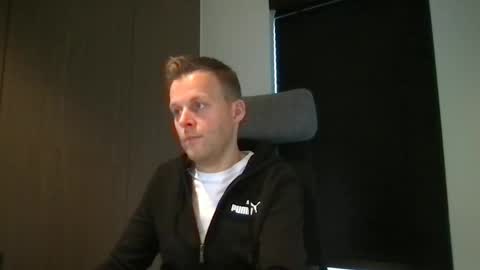 Snapshot of max_straight_1 chatting on 02.04.25 Max take off clothes online show from 02.04.25