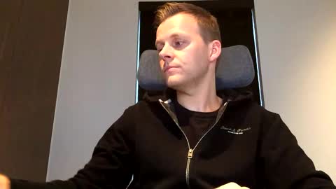 Snapshot of max_straight_1 chatting on 02.20.25 Max take off clothes online show from 02.20.25