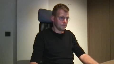 Snapshot of max_straight_1 chatting on 02.24.25 Max take off clothes online show from 02.24.25