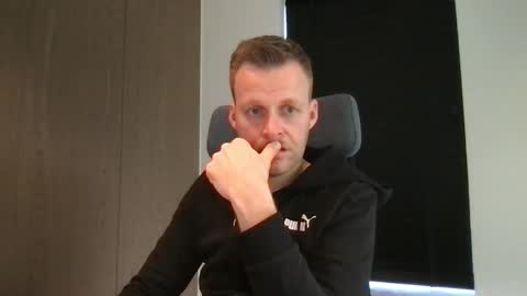 Snapshot of max_straight_1 chatting on 02.27.25 Max take off clothes online show from 02.27.25