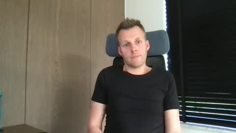 Snapshot of max_straight_1 chatting on 03.10.25 Max take off clothes online show from 03.10.25