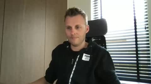 Snapshot of max_straight_1 chatting on 03.11.25 Max take off clothes online show from 03.11.25