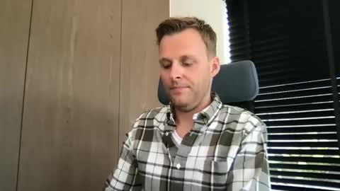 Snapshot of max_straight_1 chatting on 09.30.25 Max take off clothes online show from 09.30.25