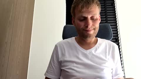 Snapshot of max_straight_1 chatting on 10.09.25 Max take off clothes online show from 10.09.25