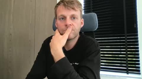 Snapshot of max_straight_1 chatting on 10.13.25 Max take off clothes online show from 10.13.25