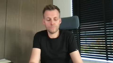 Snapshot of max_straight_1 chatting on 11.06.25 Max take off clothes online show from 11.06.25