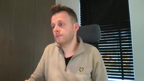 Snapshot of max_straight_1 chatting on 11.13.25 Max take off clothes online show from 11.13.25