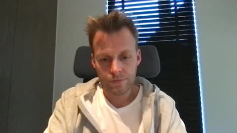 Snapshot of max_straight_1 chatting on 11.23.25 Max take off clothes online show from 11.23.25