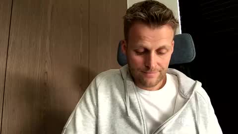 Snapshot of max_straight_1 chatting on 12.19.25 Max take off clothes online show from 12.19.25