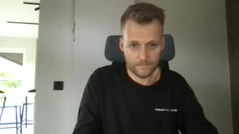 Snapshot of max_straight_1 chatting on 02.06.26 Max take off clothes online show from 02.06.26