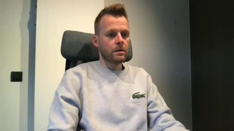 Snapshot of max_straight_1 chatting on 02.10.26 Max take off clothes online show from 02.10.26