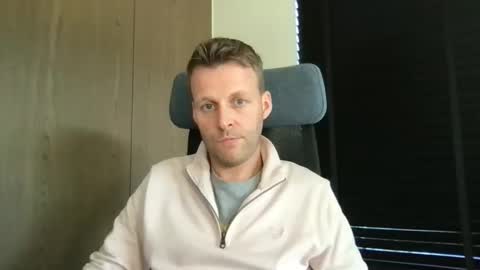 Snapshot of max_straight_1 chatting on 02.26.26 Max take off clothes online show from 02.26.26