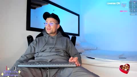 Snapshot of maxi_mux1 chatting on 10.11.25 MAXI online show from 10.11.25