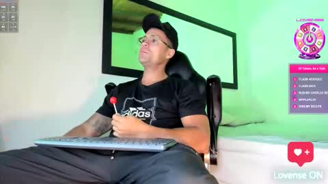 Snapshot of maxi_mux1 chatting on 10.15.25 MAXI online show from 10.15.25