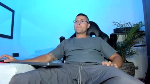 Snapshot of maxi_mux1 chatting on 01.08.26 MAXI online show from 01.08.26