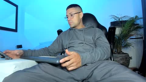 Snapshot of maxi_mux1 chatting on 01.10.26 MAXI online show from 01.10.26