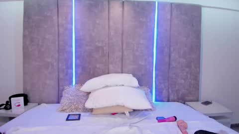 Maxi Rogers online show from 02.11.25