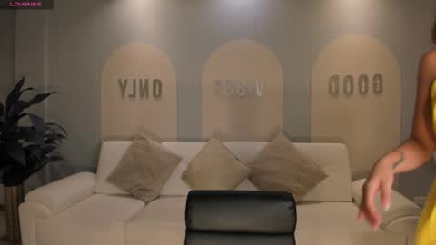 M A Y A    H O F F M A N online show from 01.09.26